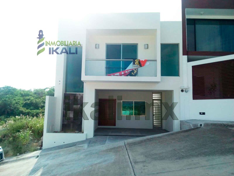 Casa en Venta en colonia Jardines de Tuxpan