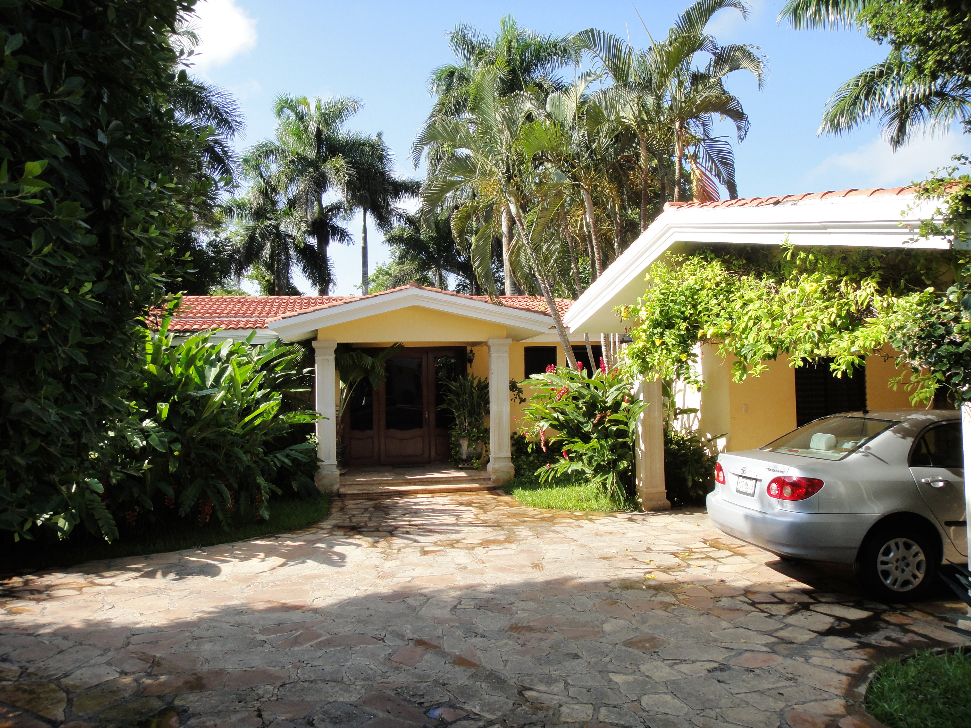 Casa en Venta en colonia Colonia Club de Golf La Ceiba
